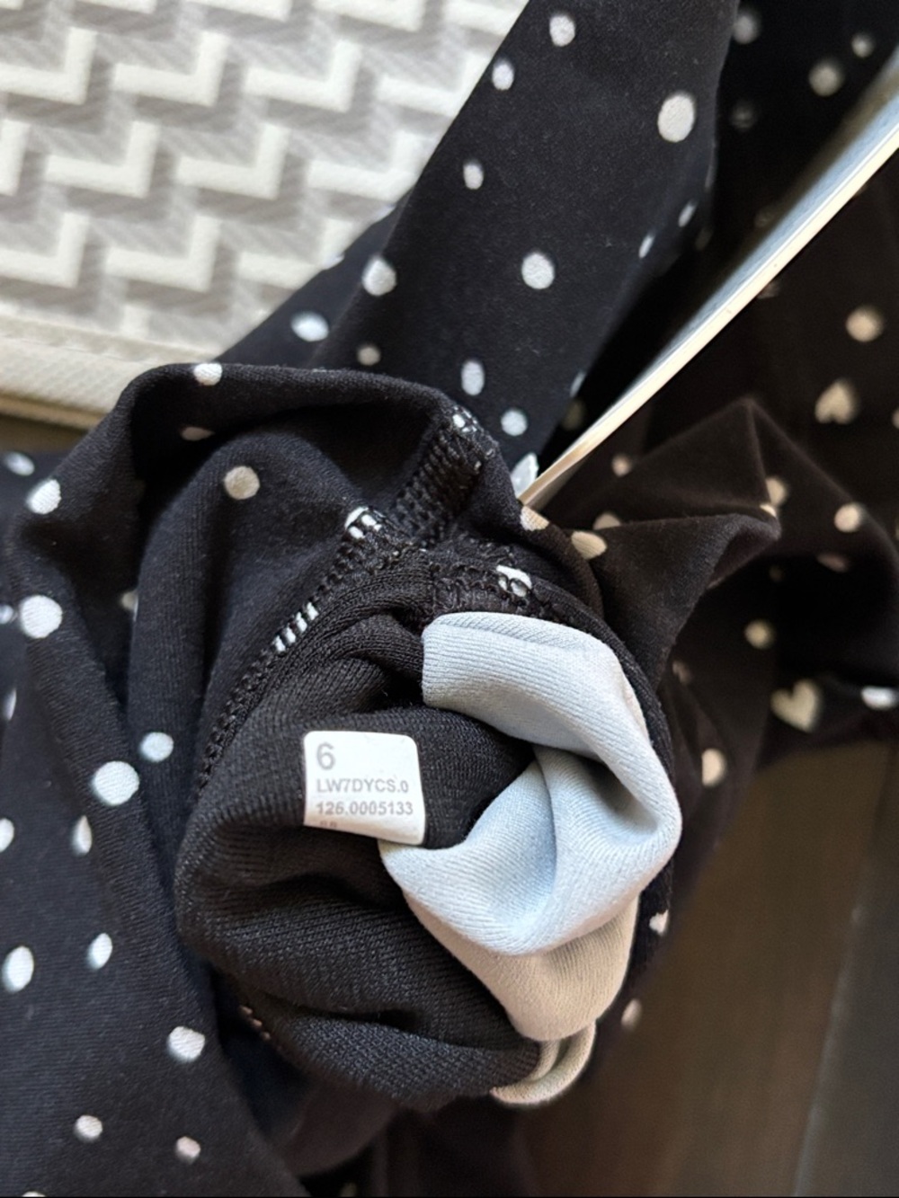 LULULEMON ALIGN NO LINE HR SHORTS 4β in HEART SCATTER DOT BLACK AND WHITE NWT - Picture 7 of 13